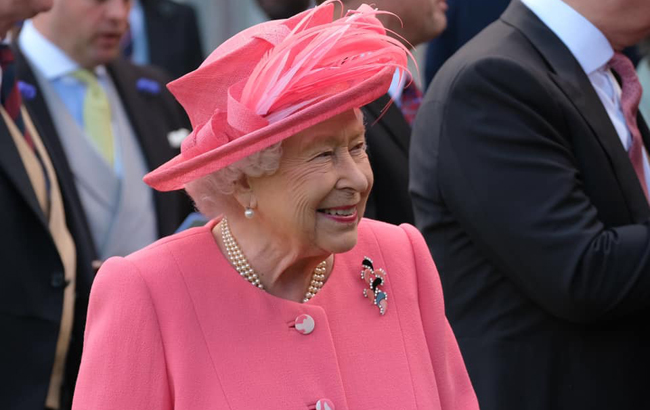 Слишком разочарована: королева Елизавета II запретила упоминать Маркл в своем присутствии